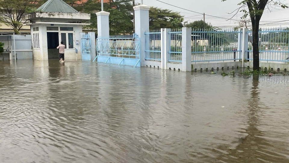 Ven sông Cái Nha Trang ngập nước, học sinh phải nghỉ học